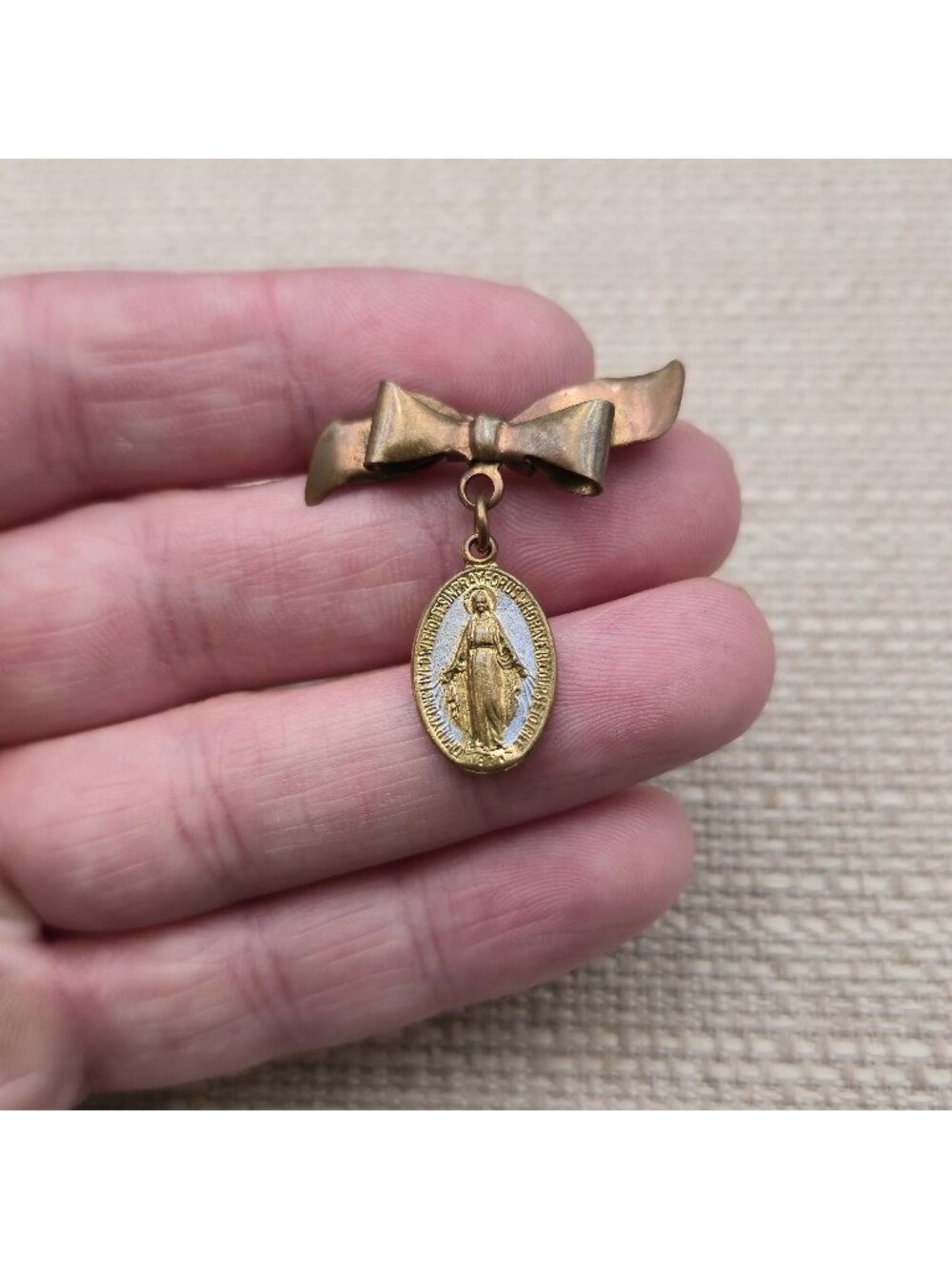 Vintage Catholic Miraculous Medal Blessed Mother Mary Bow Brooch Pin A8871